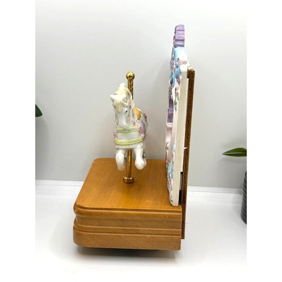 Vintage Westland Carousel Music Box With Rotating Horse Design & Wooden Base - Picture 4 of 8